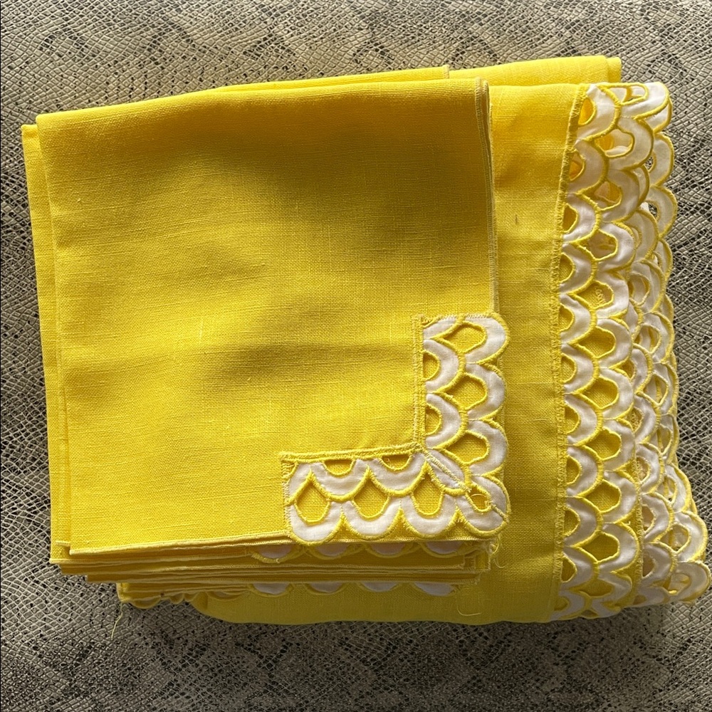 Midcentury Vintage Yellow Linen Scalloped Edge Luncheon Set